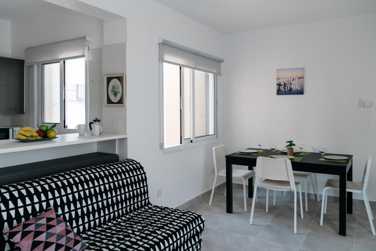 Ferienwohnung Seasunlove Apt. Larnaka Exterior foto